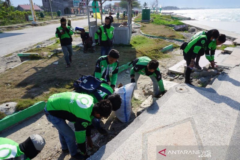 Aksi Bersih Pantai Ojek Daring