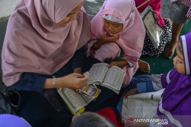 Relawan bimbing ngaji di pengungsian