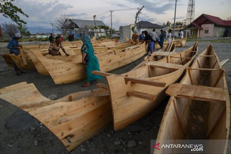 Bantuan perahu untuk nelayan korban tsunami