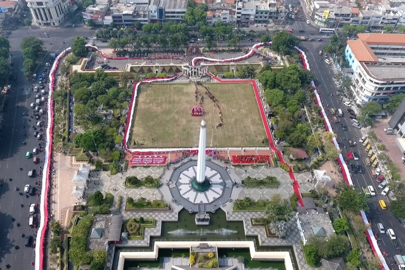 Pelajar Surabaya Merahputihkan Tugu Pahlawan Peringati Hari Pahlawan Antara News