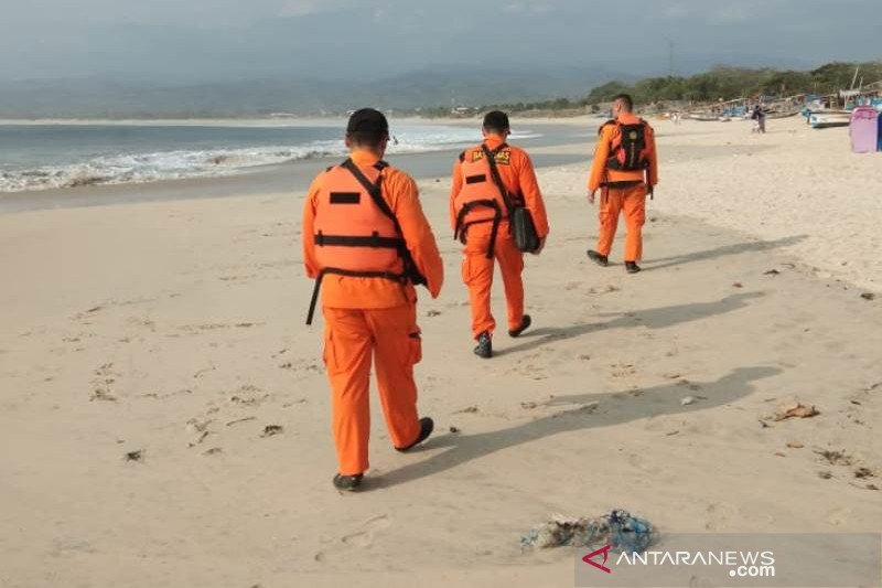 Nelayan tewas dan hilang akibat perahu terbalik di pantai Sentolo Garut