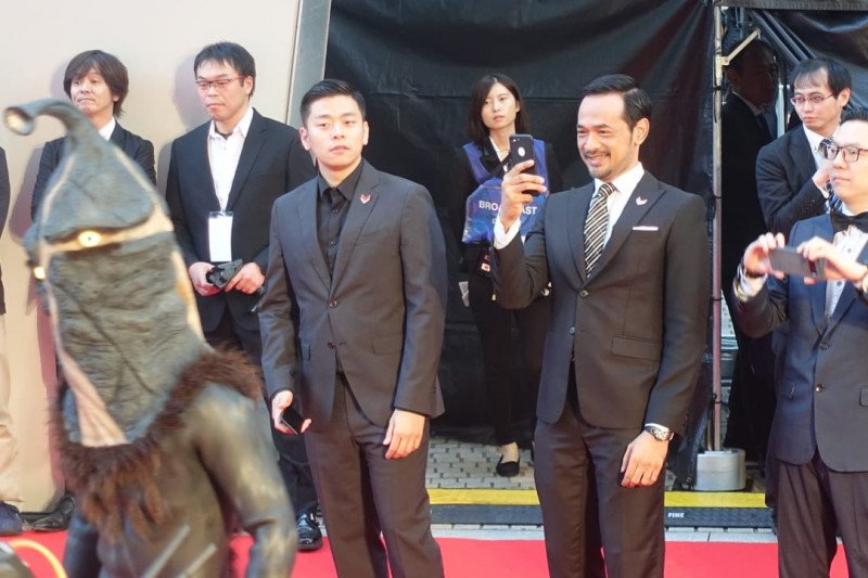 Joko Anwar dan Oka Antara berjalan di atas karpet merah Festival Film Tokyo 2019