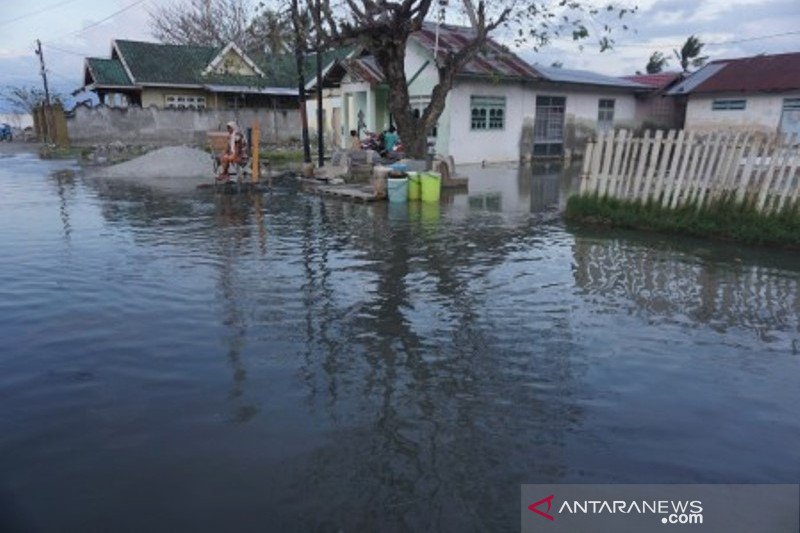 Pemukiman terendam banjir pasang air laut