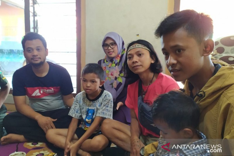 Youtuber penyiar konten reptil di Jawa Barat bantu keluarga korban gigitan ular