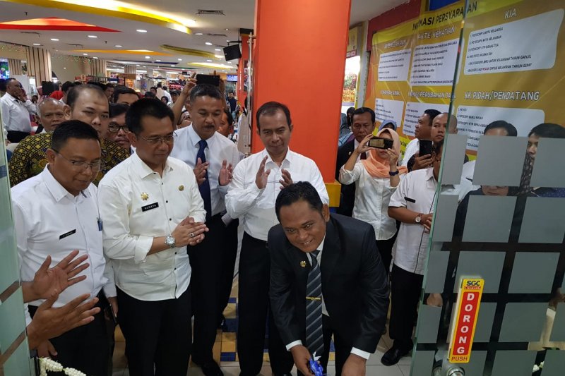 Bupati Bekasi resmikan gerai layanan dukcapil di pusat perbelanjaan