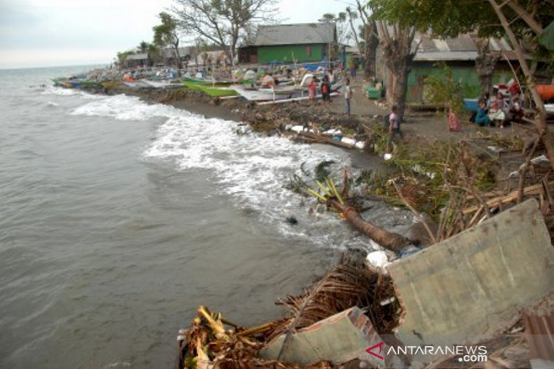 Rumah warga terancam abrasi pantai