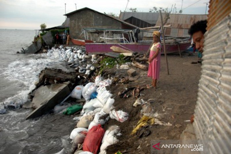 Rumah warga terancam abrasi pantai