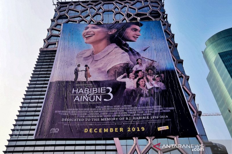 Film 'Habibie & Ainun 3' dipromosikan dengan poster raksasa