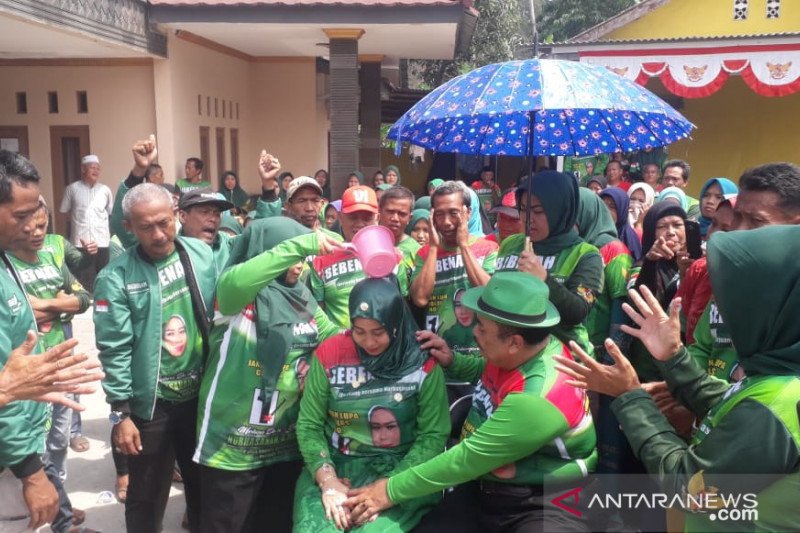 Mandi kembang akhiri musim kampanye calon kepala desa di Bogor