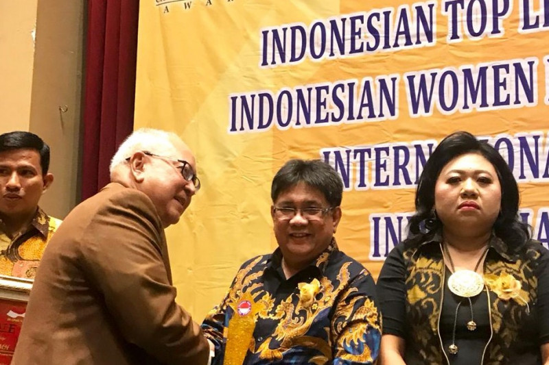 Ketua Kpu Manado Sunday Rompas Terima Indonesian Top Leadership