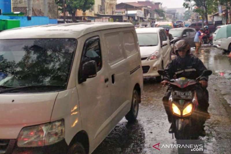 Hujan akibatkan banjir di beberapa lokasi di Bandung