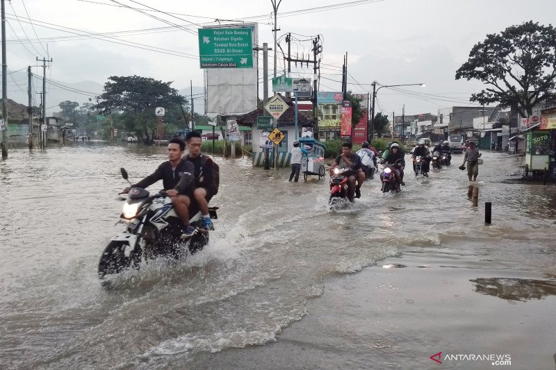 Akses jalan raya terputus akibat banjir di Banjaran Bandung