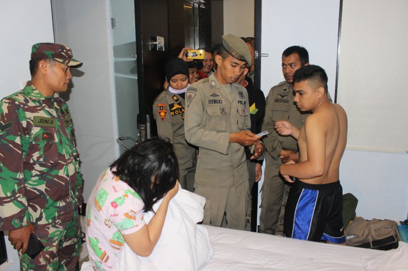 Tim gabungan amankan pasangan remaja menginap di hotel