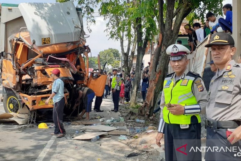 Truk kontainer hantam sejumlah kendaraan  di Cianjur