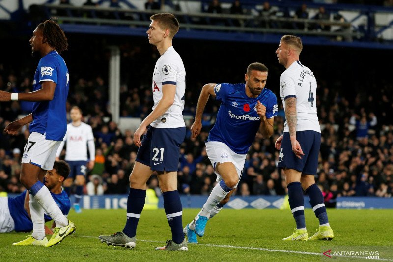 Laga Tottenham vs Everton  berakhir imbang walau sempat diwarnai insiden