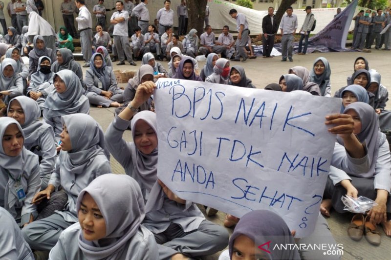 Pegawai RSUD Al-Ihsan Bandung berunjuk rasa