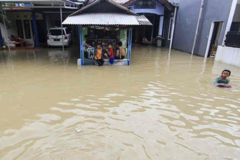 Tanggul sungai di Cirebon ditinggikan antisipasi bencana banjir