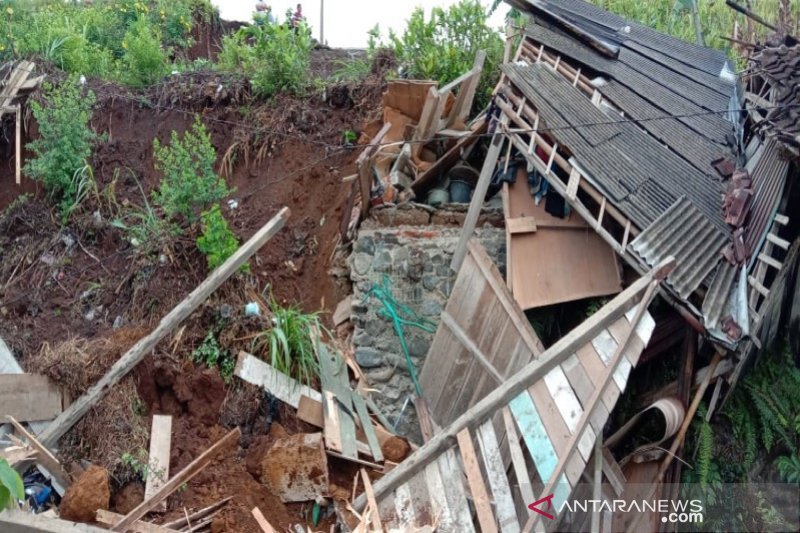 Masuk musim hujan, 6 kecamatan di Purwakarta rawan longsor