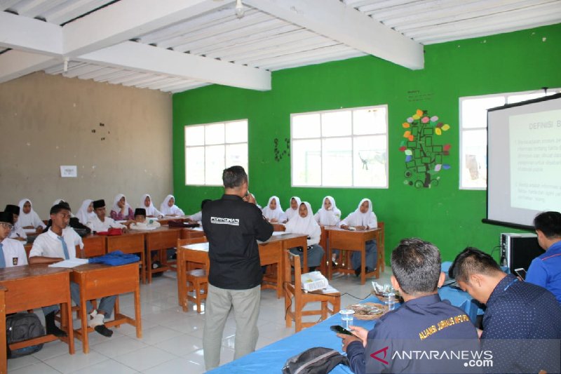 Forkowas bangun kesadaran santri dalam menangkal hoaks di Sumedang