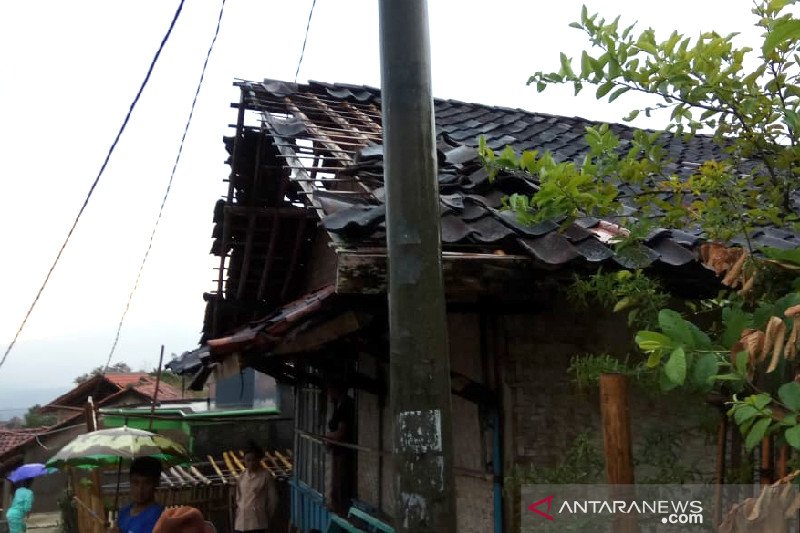 Angin puting beliung rusak rumah warga di Selaawi Garut