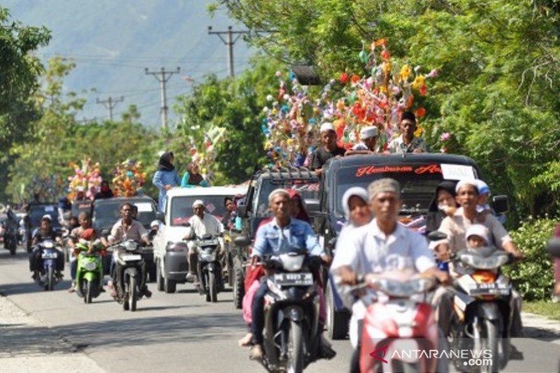 Pawai pohon hias perayaan maulid