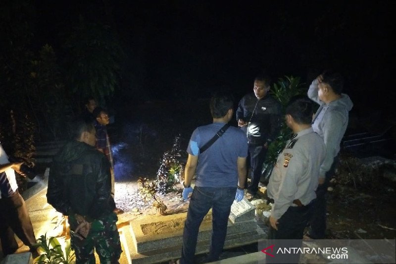 Puluhan kuburan rusak secara misterius di Tasikmalaya