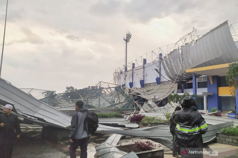 Sarana olahraga Arcamanik Bandung rusak akibat terjangan angin kencang