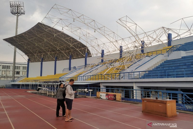 Hujan dan angin kencang akibatkan atap tribun timur Stadion Arcamanik rusak