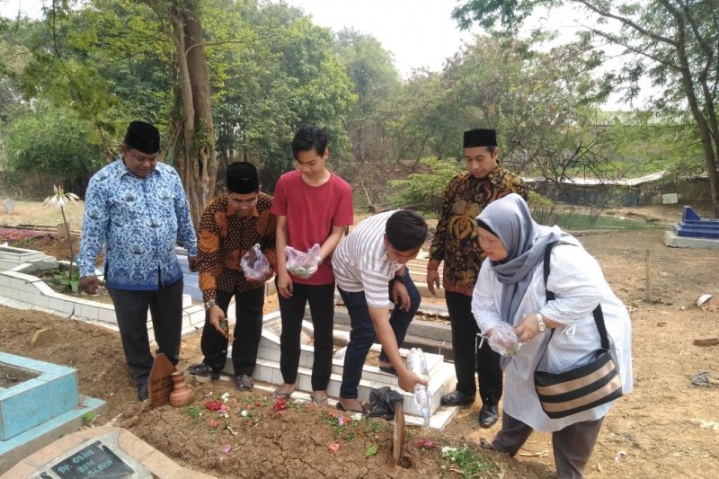 KPU Kabupaten Bekasi ziarah ke makam pahlawan demokrasi