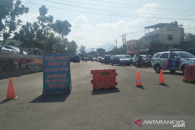 Penguna jalan terjebak 12 jam di jalur Puncak-Cianjur akibat macet