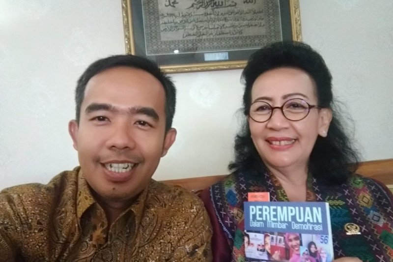 GKR Hemas diberi buku Perempuan Dalam Mimbar Demokrasi