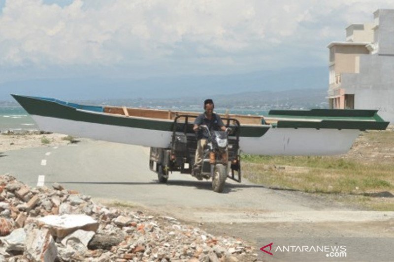 Mengangku perahu dengan montor