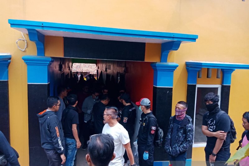 Densus 88 tangkap suami istri terduga teroris di Cianjur