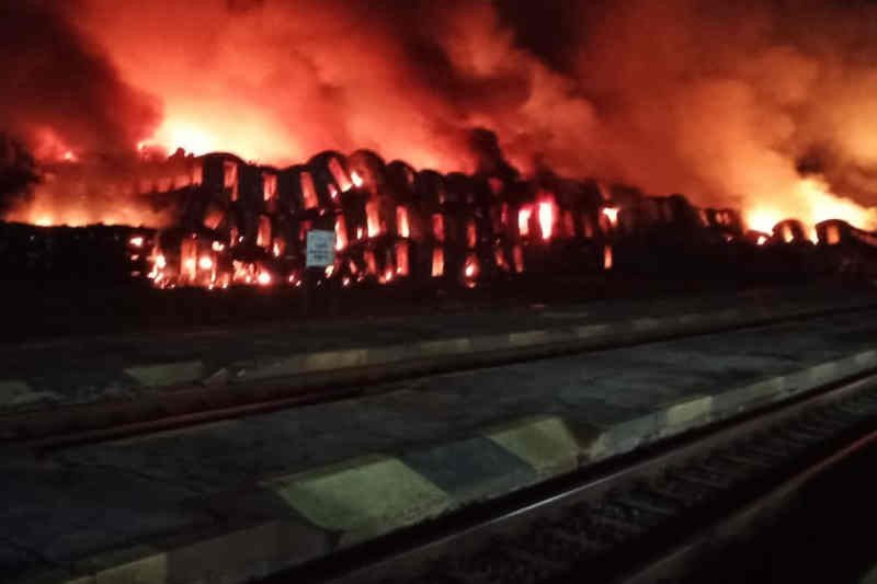 Tempat penyimpanan kereta bekas milik KAI di Subang terbakar