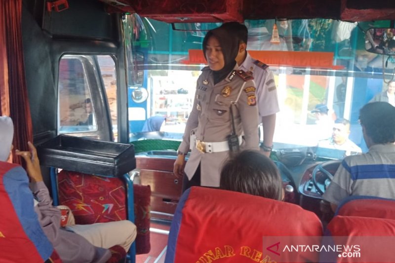 Polantas Polres Sukabumi Kota periksa kelaikan bus di terminal