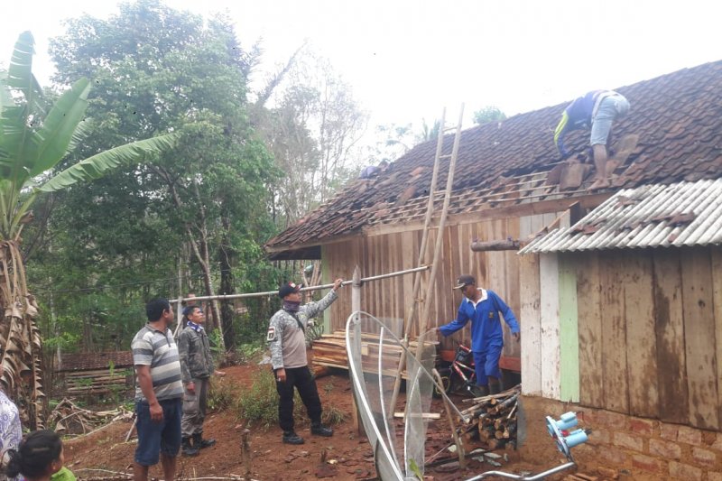 Belasan rumah di Sukabumi diterjang puting beliung