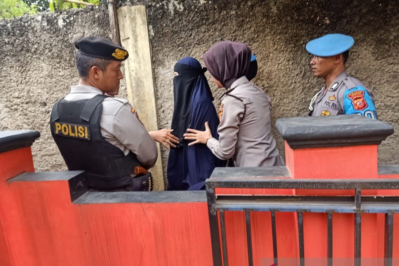 Polisi Cianjur pulangkan DK istri terduga teroris DS