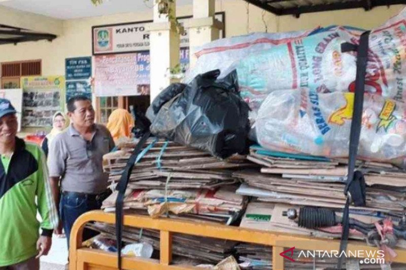 Warga Kota Bekasi bayar PBB pakai sampah