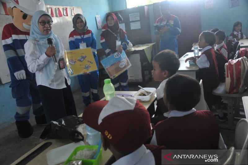 Pertamina MOR II mengajar di Sekolah Dasar