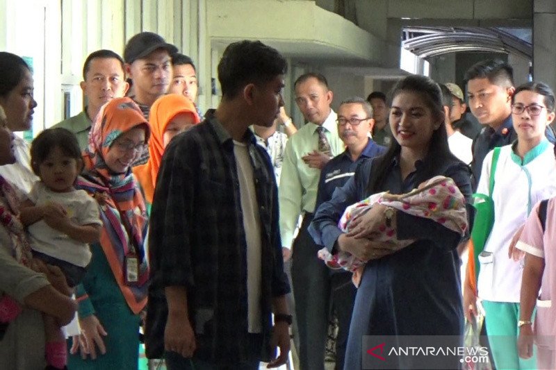 Selvi menantu Jokowi pulang dari rumah sakit setelah melahirkan