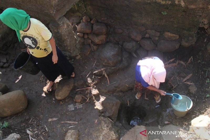 Warga sejumlah desa di Cianjur masih kesulitan dapatkan air bersih