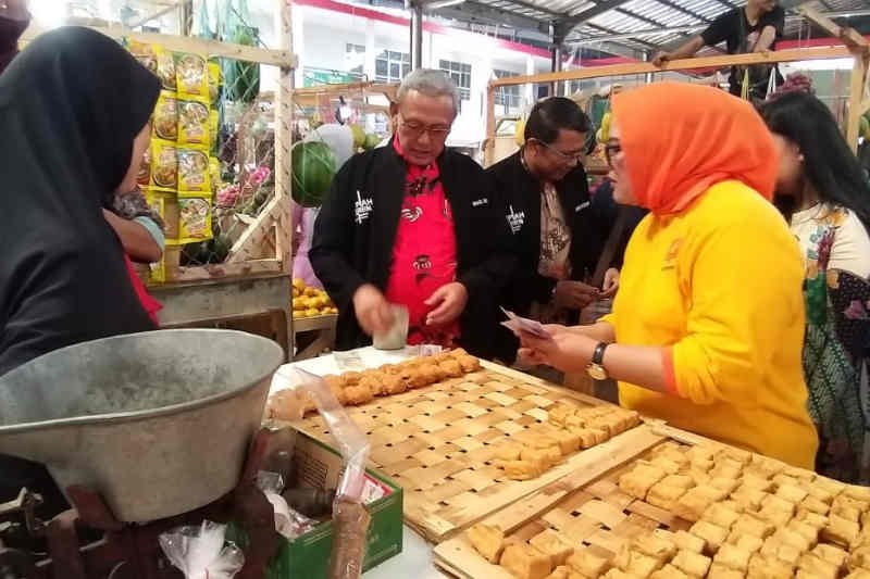 BI Cirebon edukasi pedagang di Kuningan melalui 'gerebek pasar'