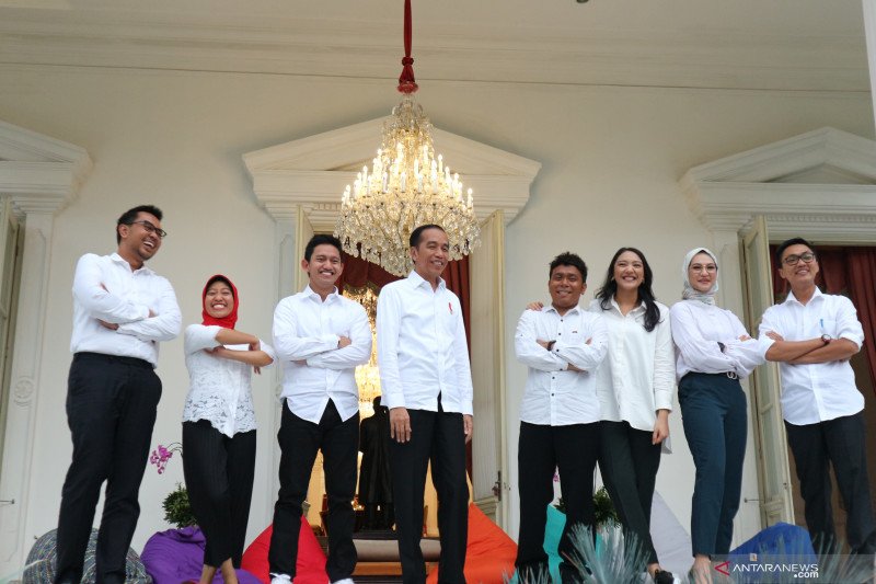 Jokowi perkenalkan tujuh staf khusus milenial