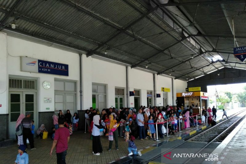 Stasiun KA Cianjur pasang pagar pembatas peron ring I