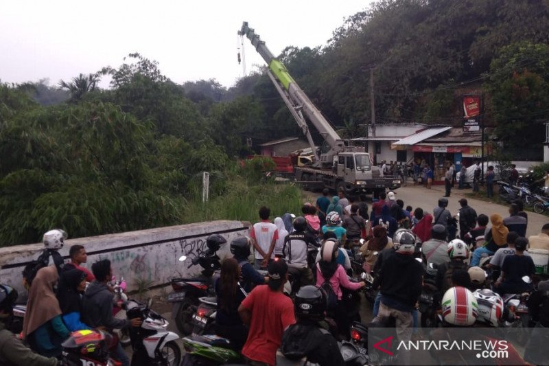 Polres Bogor evakuasi truk tambang yang terjun ke jurang Cibogo