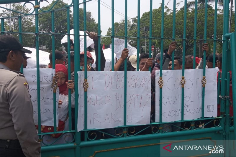 PKL Puncak Bogor demo tolak penggusuran  di depan Kantor Bupati