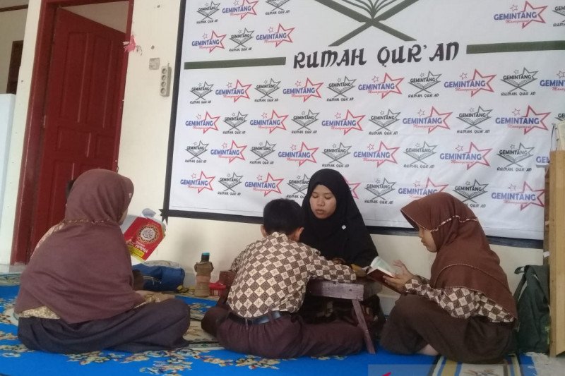 Seorang lulusan Universitas Negeri Padang buka usaha rumah Quran