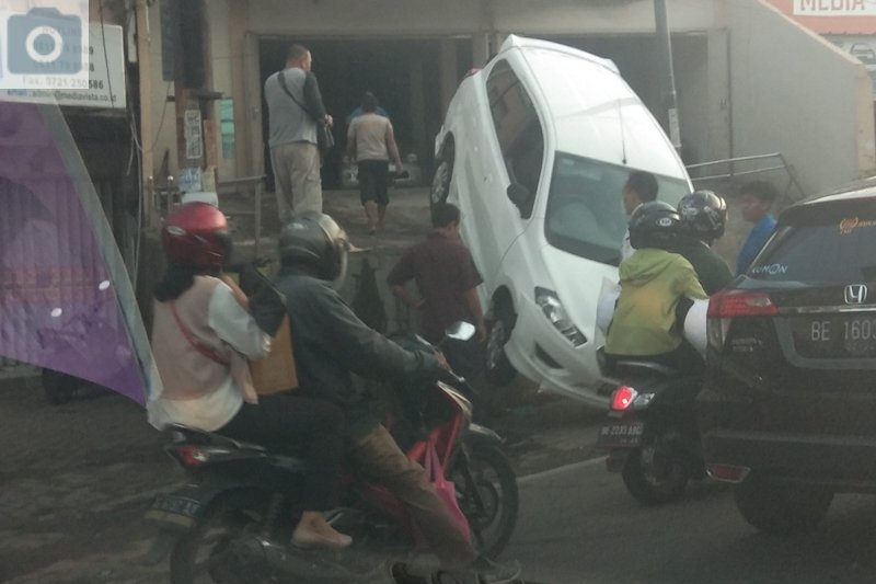 Mobil terperosok