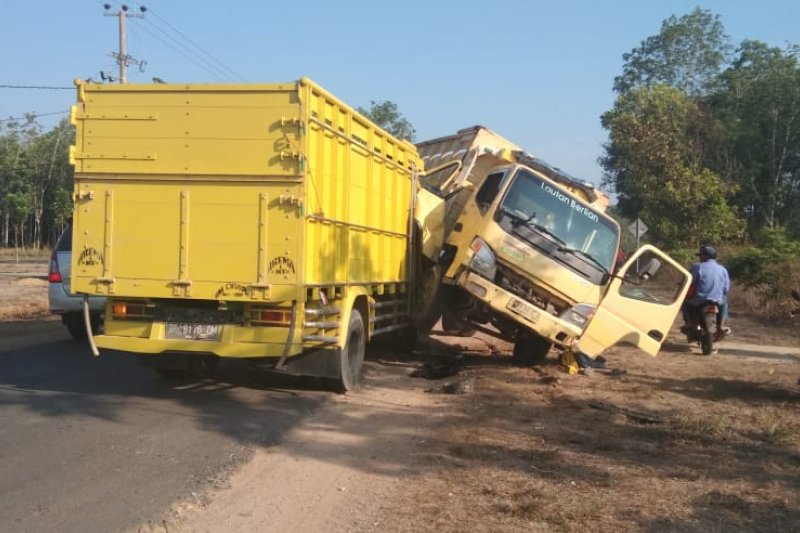 Lakalantas antara mobil Truk bernomor Pol,BE 8176 QM dengan mobil Truk bernomor Polisi BE 9083 CA, terjadi di depan RSUD Tubaba Kamis pagi (28/11/19).