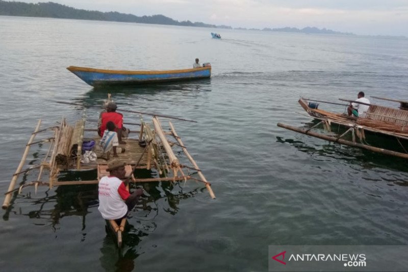 Perahu pun diubah jadi tempat atraksi wisata Raja Ampat